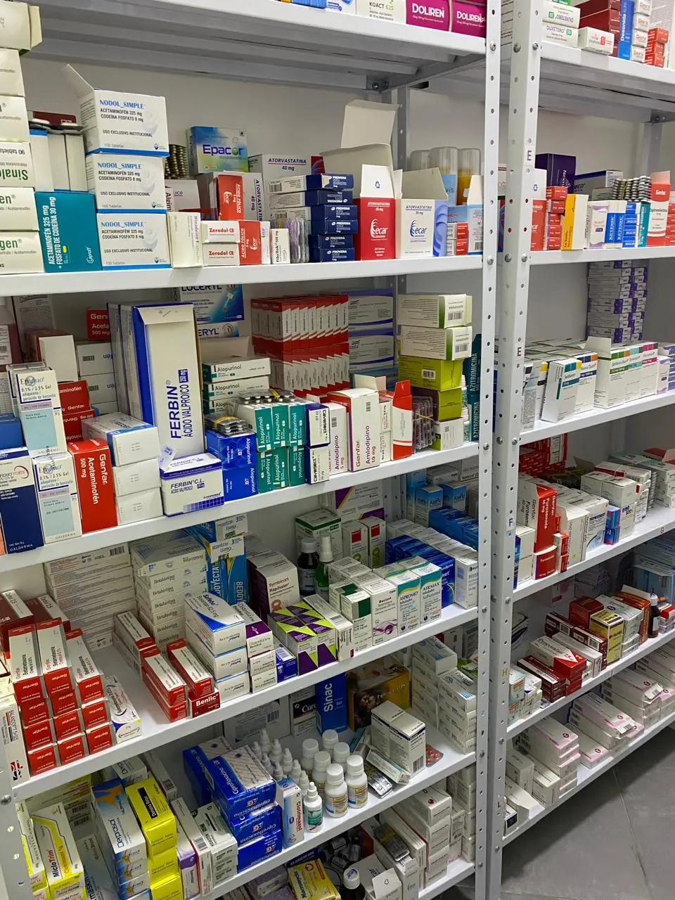 Estantes reales del servicio farmacéutico