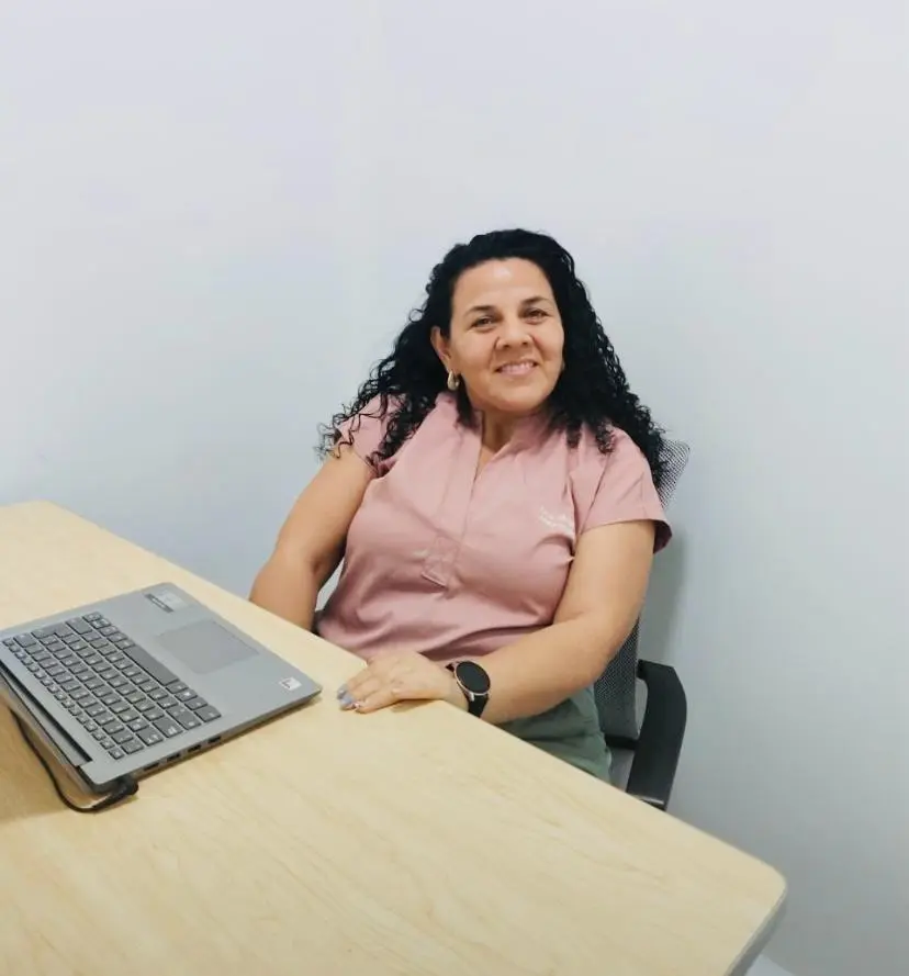Profesional administrativa de Renacer en su espacio de trabajo