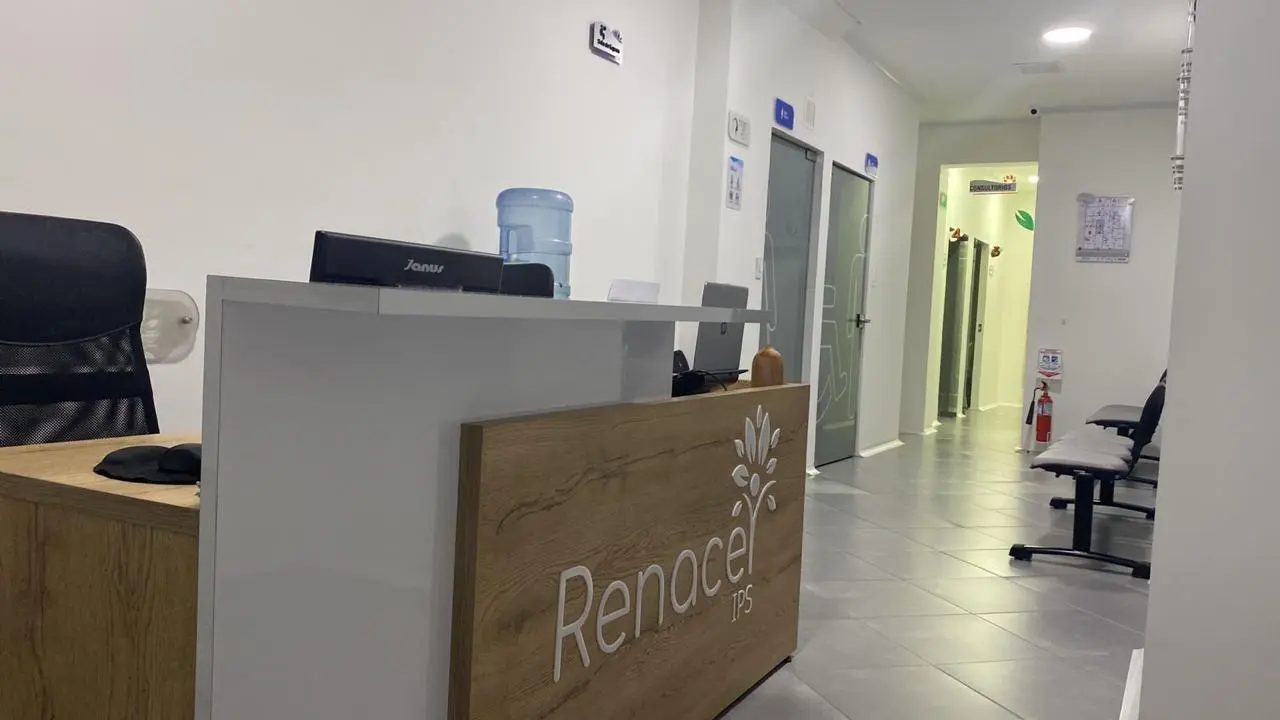 Pasillo y recepción de la sede Renacer