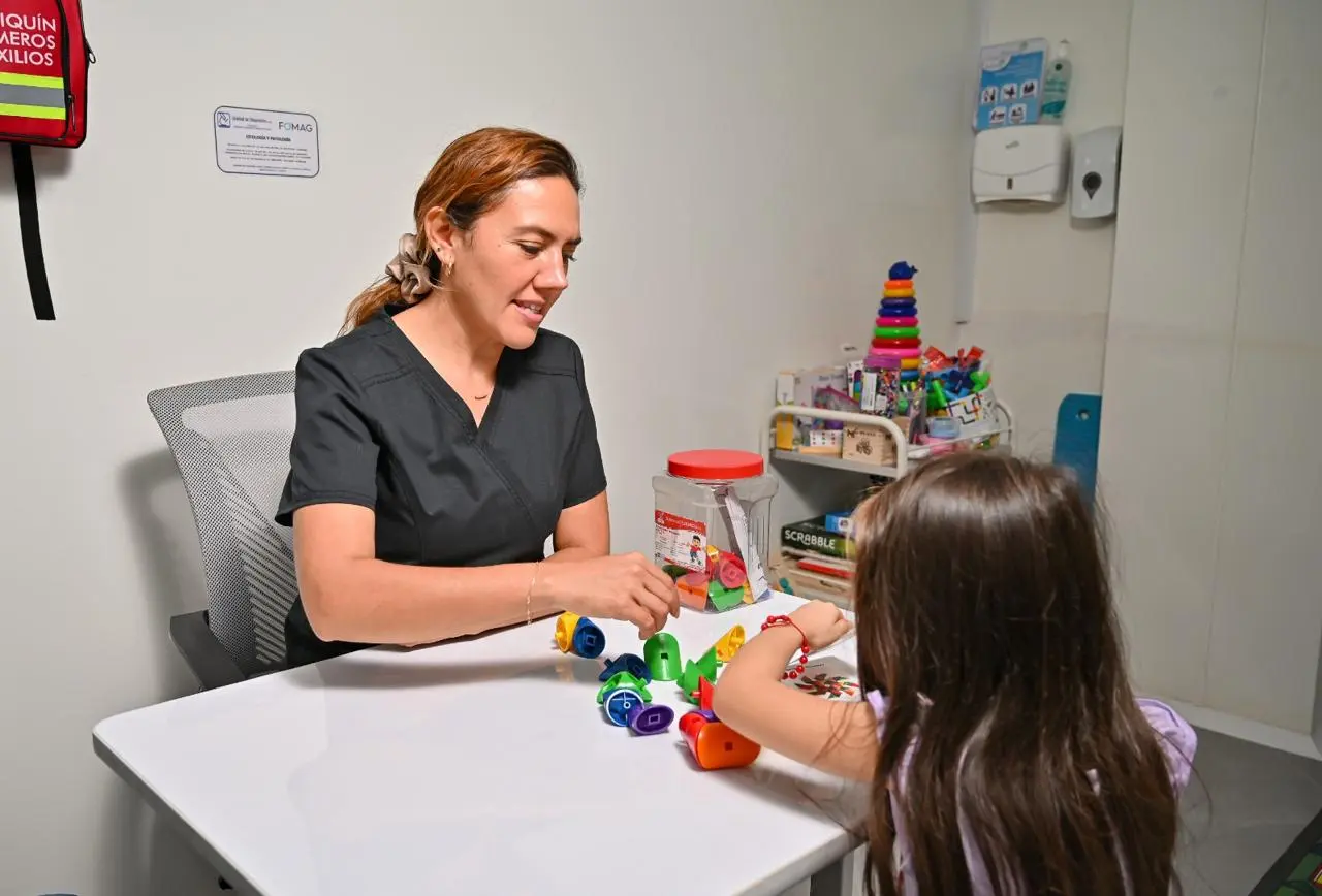 Profesional de Renacer durante una actividad terapéutica